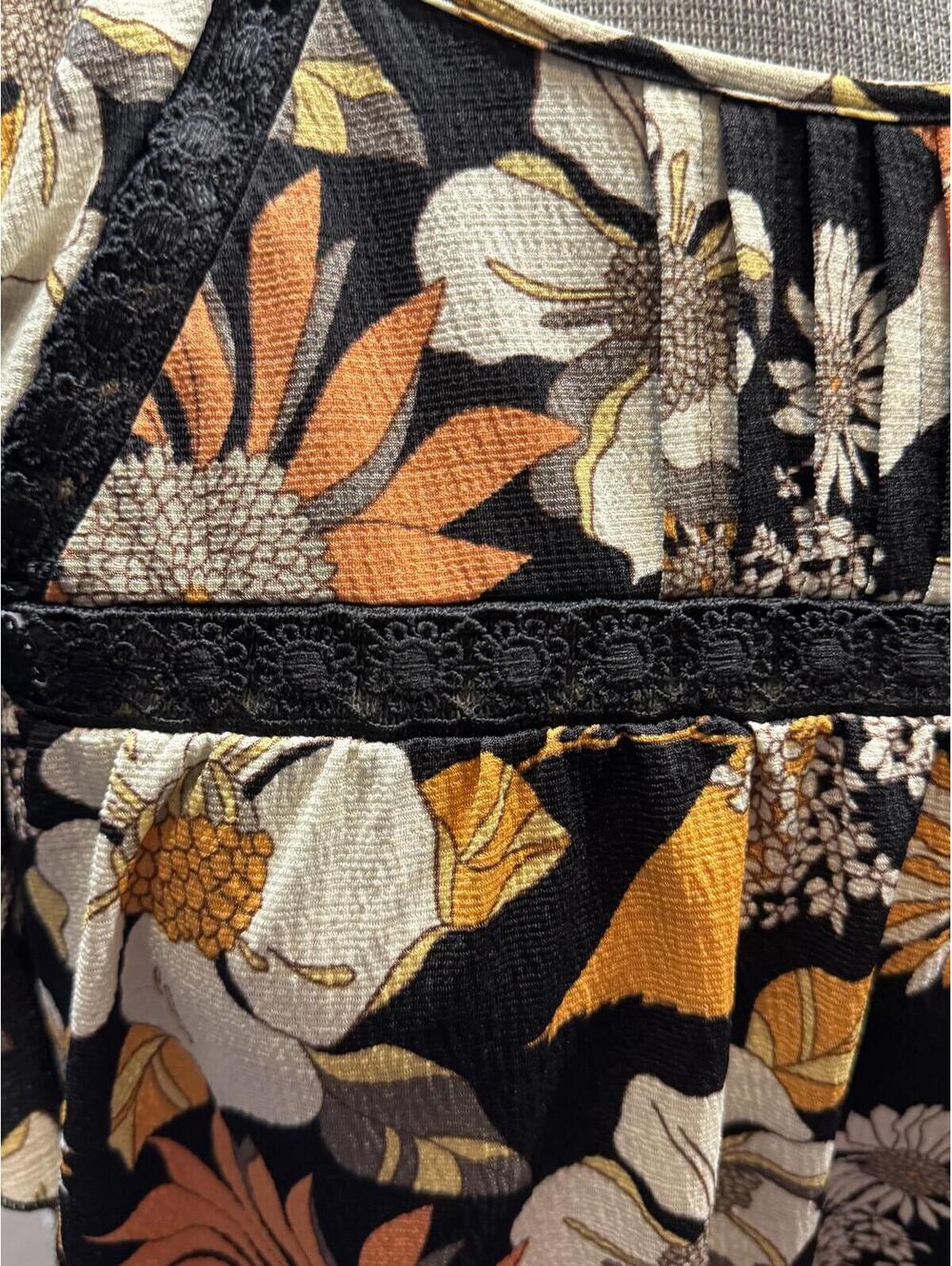 Black Floral Print Short Sleeve Blouse with Lace Detail Melloday M - Picture 3 of 7